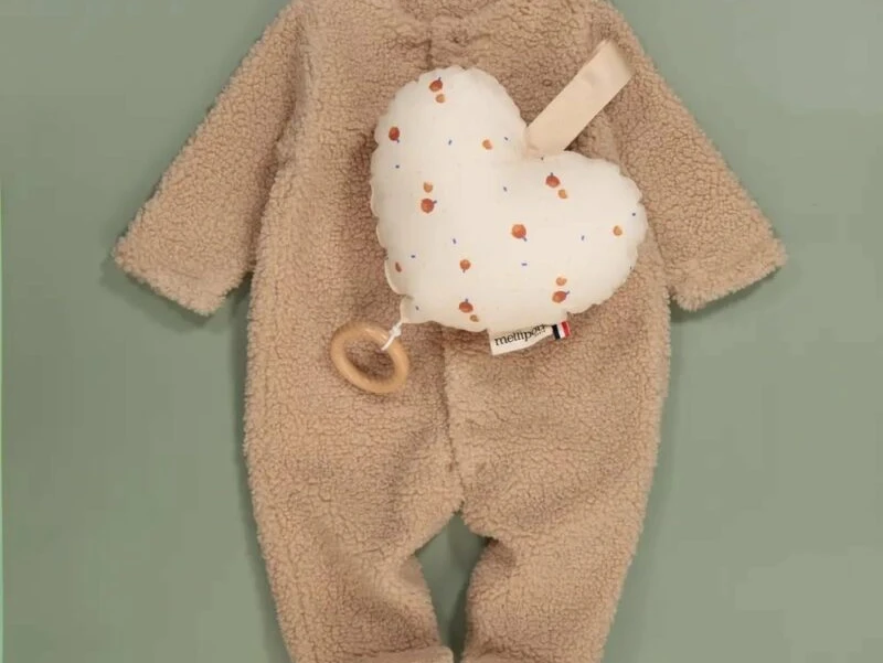 Peut-on porter un bébé en pyjama à pieds lors du portage